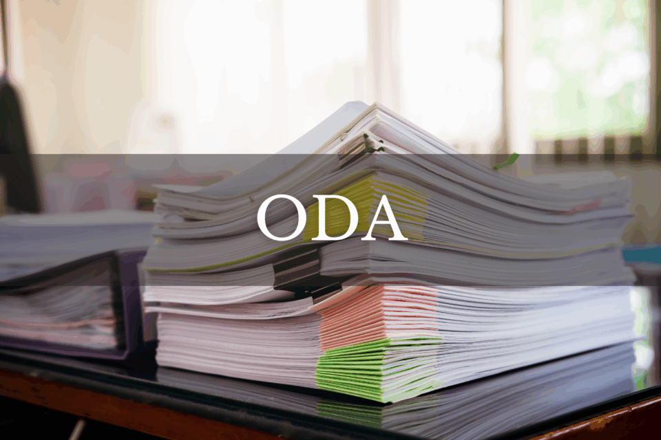 提案書・報告書・調査資料などODA関連の業務を象徴する資料の山